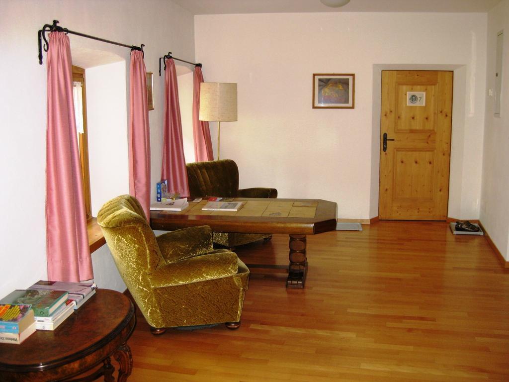 Hotel Pensiun Garni Plaz Scuol Esterno foto